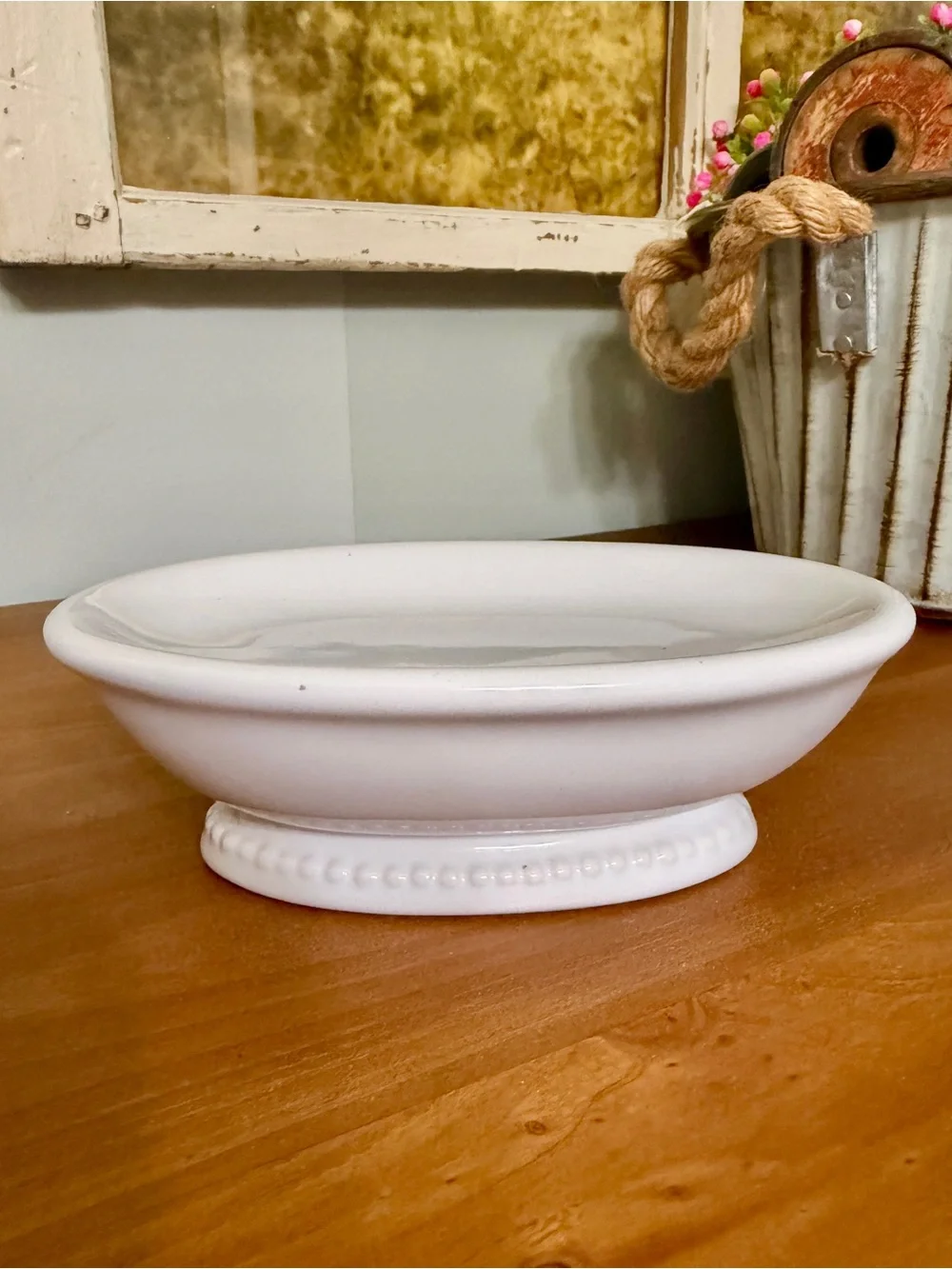 WHITE, VINTAGE PEDESTAL SOAP DISH WITH DECORATIVE BEADING.